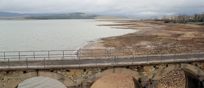 Sube el nivel del Pantano del Ebro, aunque lo hace muy despacio