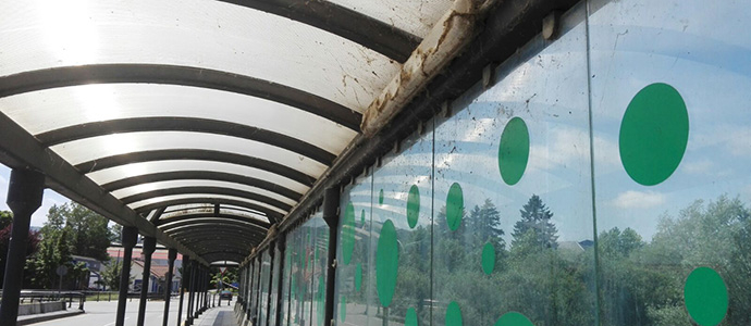 Suciedad en el puente de acceso a las fbricas