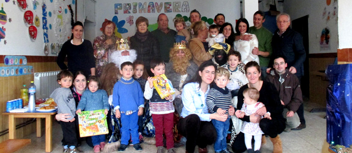 Sus Majestades de Oriente visitan a los escolares de La Poblacin