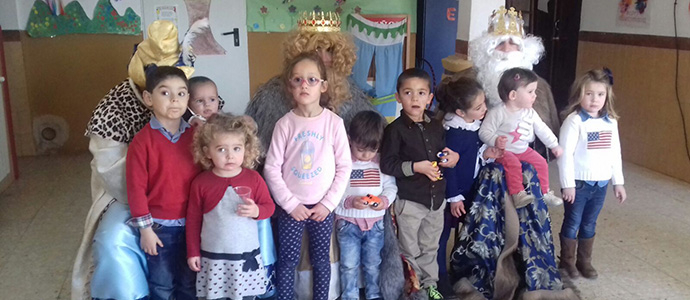 Sus Majestades de Oriente visitan la Escuela Infantil de La Poblacin