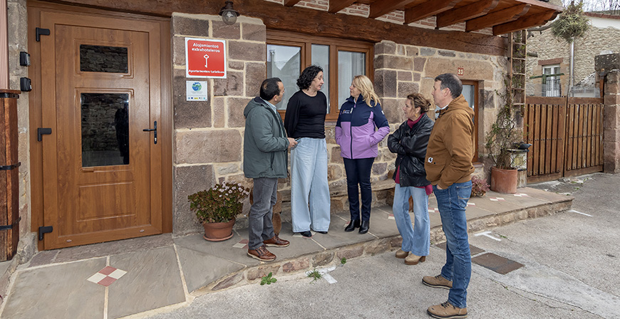 Susinos destaca el papel clave de los grupos de acci�n en la revitalizaci�n rural durante su visita a los apartamentos 'Los Lares'