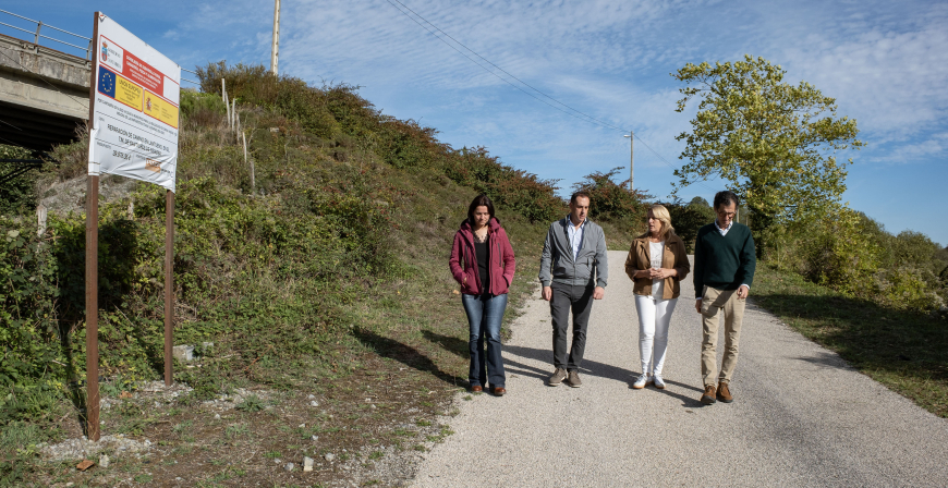 Susinos visita las obras de mejora en caminos rurales y en energas renovables realizadas en Santiurde de Reinosa