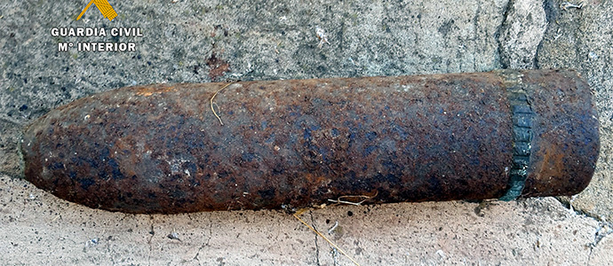 Los TEDAX destruyen un proyectil de artillera localizado en una vivienda de Valderredible