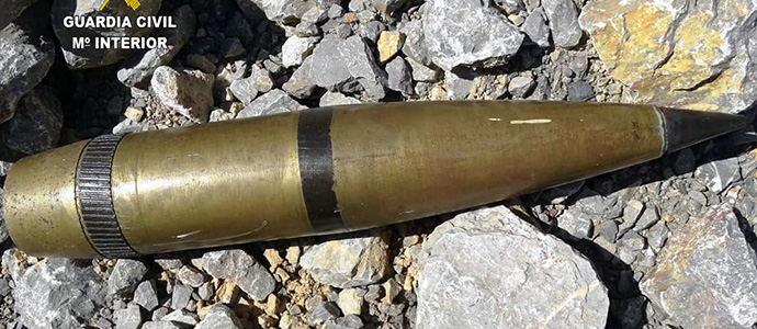 Los Tedax destruyen un  proyectil que estaba guardado en un trastero