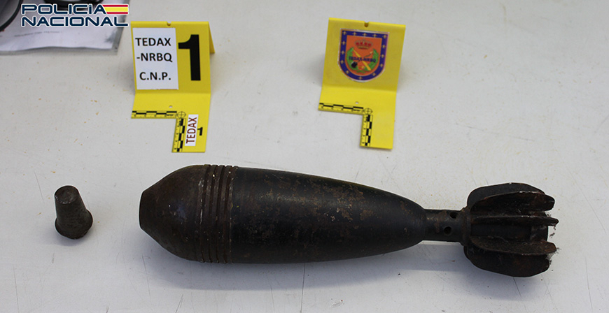 Los TEDAX retiran una granada de mortero en un piso de Santander
