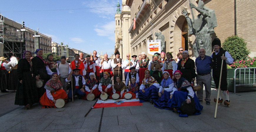 Tonadas y productos campurrianos para honrar en Zaragoza a la Virgen del Pilar