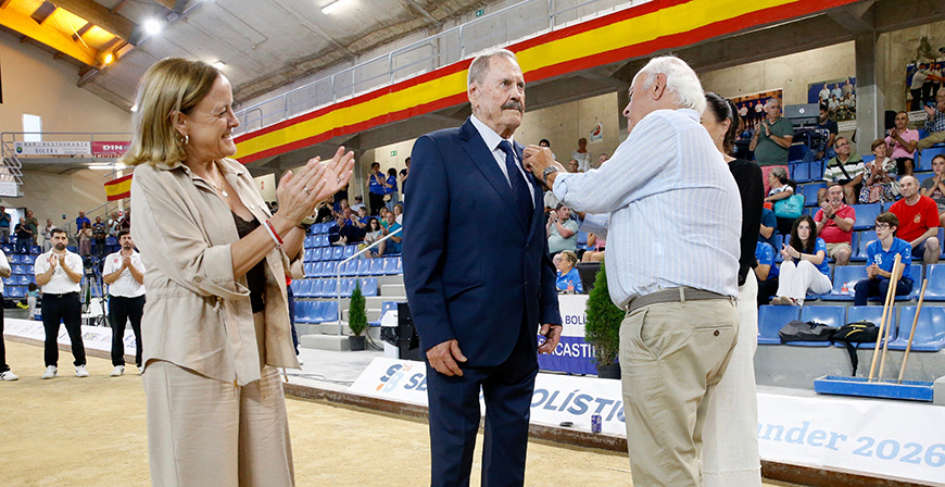 To�o G�mez recibe la Insignia de Oro de la Federaci�n Espa�ola de Bolos 
