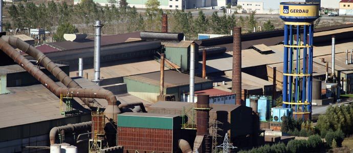 Un trabajador de Gerdau resulta herido al caerle encima una chapa