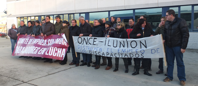 Los trabajadores de Columbia, en huelga, se concentran frente a la sede de la ONCE