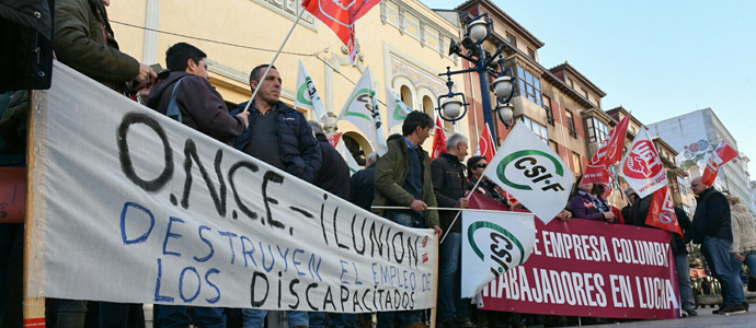 Los trabajadores de Columbia, en huelga, se concentran frente a la sede de la ONCE