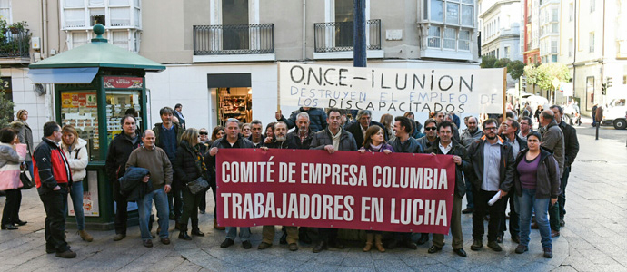 Los trabajadores de Columbia, en huelga, se concentran frente a la sede de la ONCE