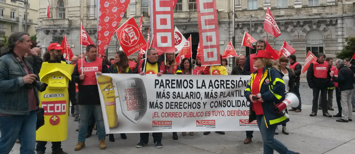 Los trabajadores de Correos exigen 