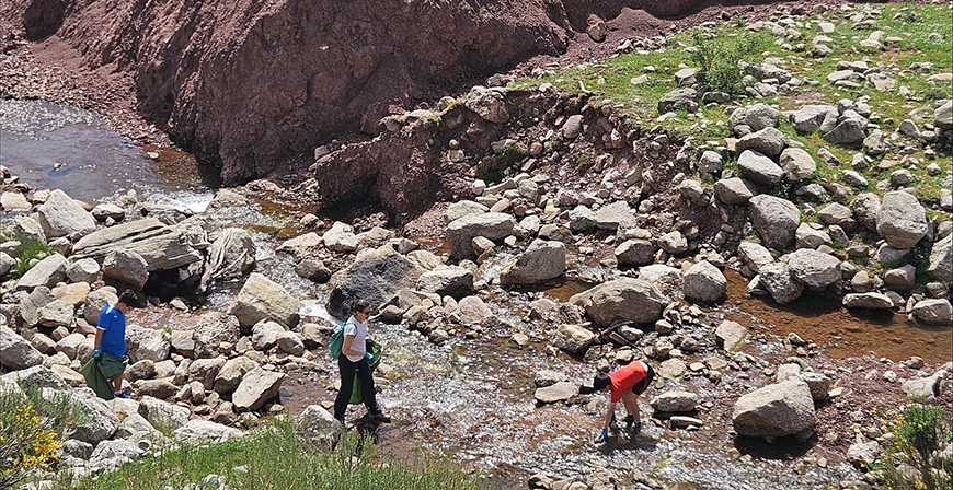 Trabajadores de Gamesa Electric y sus familias limpian residuos en Alto Campoo por el Da Mundial del Medio Ambiente