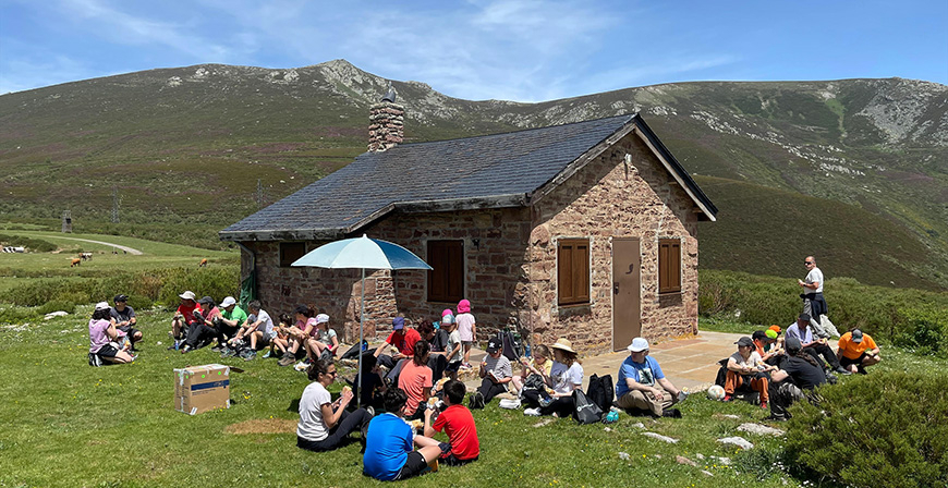Trabajadores de Gamesa Electric y sus familias limpian residuos en Alto Campoo por el Da Mundial del Medio Ambiente