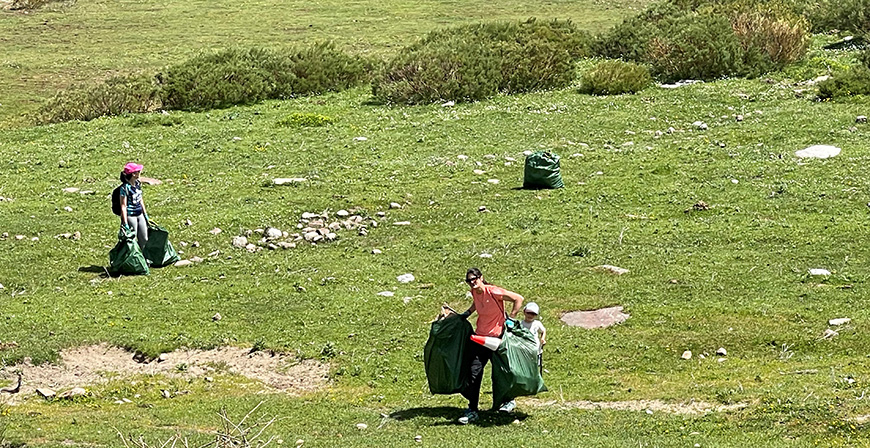 Trabajadores de Gamesa Electric y sus familias limpian residuos en Alto Campoo por el Da Mundial del Medio Ambiente