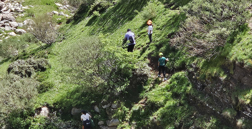 Trabajadores de Gamesa Electric y sus familias limpian residuos en Alto Campoo por el Da Mundial del Medio Ambiente