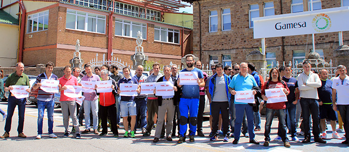 Los trabajadores de Gamesa se concentran para reclamar 