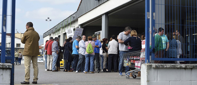 Los trabajadores de Lidl se concentran en Torrelavega