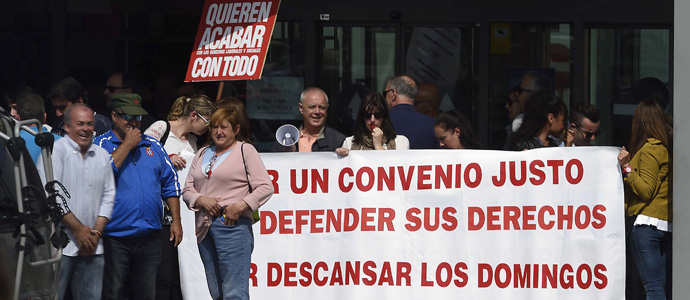 Los trabajadores de Lidl se concentran en Torrelavega