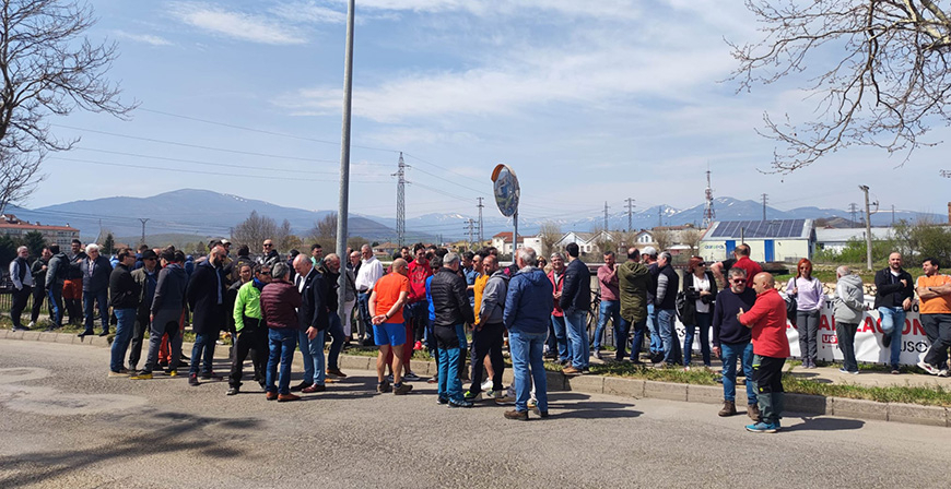 Los trabajadores de Sidenor continan concentrndose por la no reapertura del tren 21 de laminacin