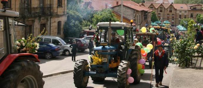 Los tractores 'vallucos' se engalanan para celebrar San Isidro