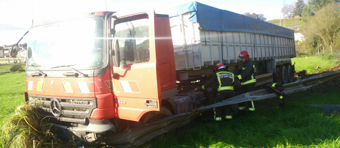 Un trailer se sale de la va en la A-8, a la altura de Colindres