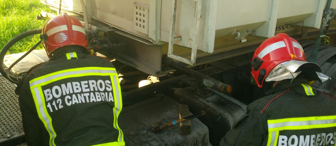 Un trailer se sale de la va en la A-8, a la altura de Colindres