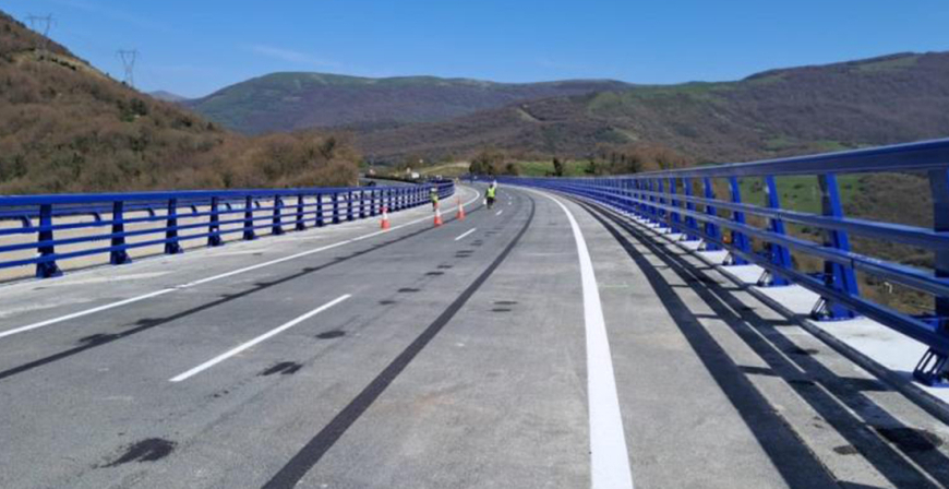 Transportes abre al trfico, tras su reparacin, la calzada sentido Santander del viaducto de Ha de la A-67