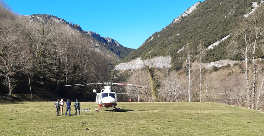 Trasladado en helicptero un hombre que sufri un accidente domstico con un hacha en Puentenansa
