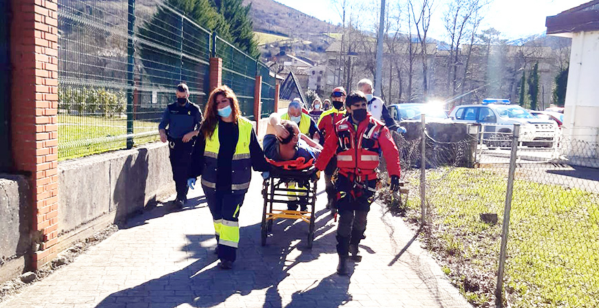 Trasladado en helicptero un hombre que sufri un accidente domstico con un hacha en Puentenansa