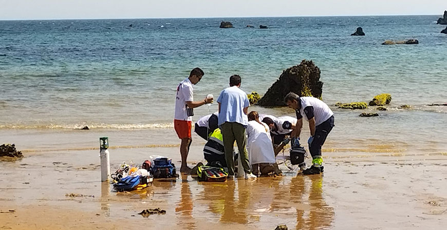 Trasladan en estado crtico a un baista auxiliado por particulares en la playa de Helgueras