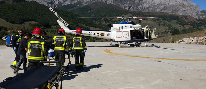 Trasladan a Sierrallana a una mujer herida grave en un accidente de moto en Lebea