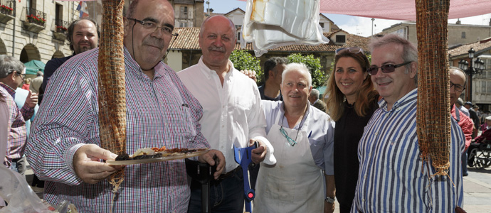 Treinta y siete artesanos exponen sus productos en el Mercado Campurriano
