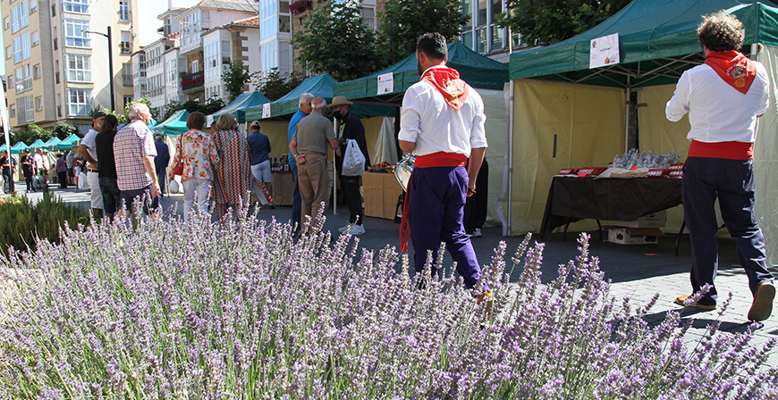 Una treintena de productores agroalimentarios participa en el Mercado Campurriano