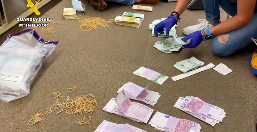 Tres detenidos y ms de 411.000 euros intervenidos en una operacin contra el trfico de drogas en Cantabria y Bizkaia 