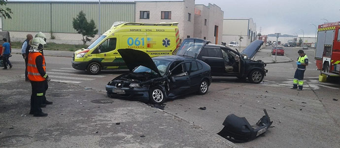 Tres heridos leves al colisionar dos vehculos en el Polgono industrial de La Vega en Reinosa