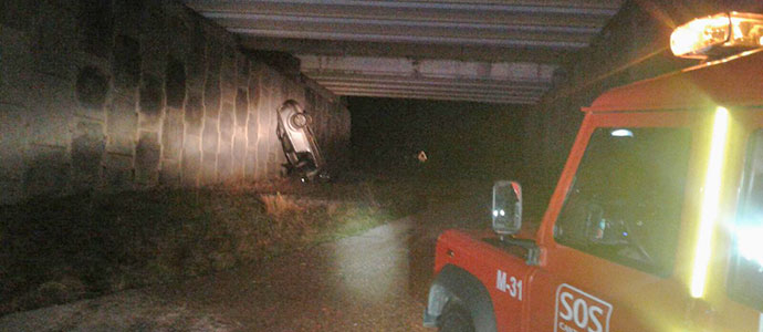 Tres heridos, uno grave, tras salirse su vehculo de la A-67 y caer por un viaducto en Valdeolea