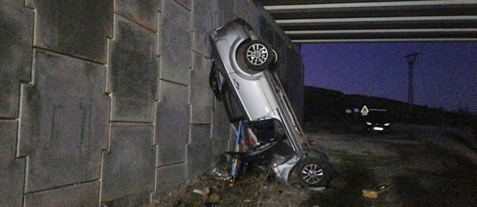 Tres heridos, uno grave, tras salirse su vehculo de la A-67 y caer por un viaducto en Valdeolea