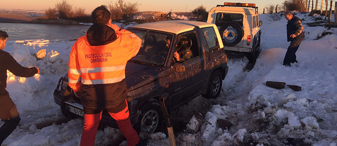 Tres jvenes de Palencia se quedan atrapados en un nevero en Valderredible