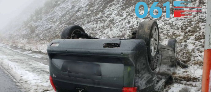 Tres personas resultan heridas leves al volcar un coche en la A-67