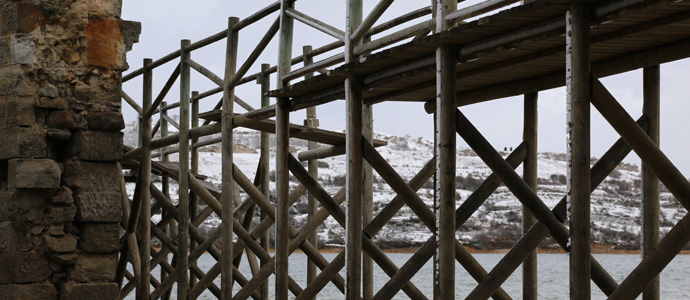 Turismo renovar la pasarela de la torre de Villanueva y acondicionar su entorno
