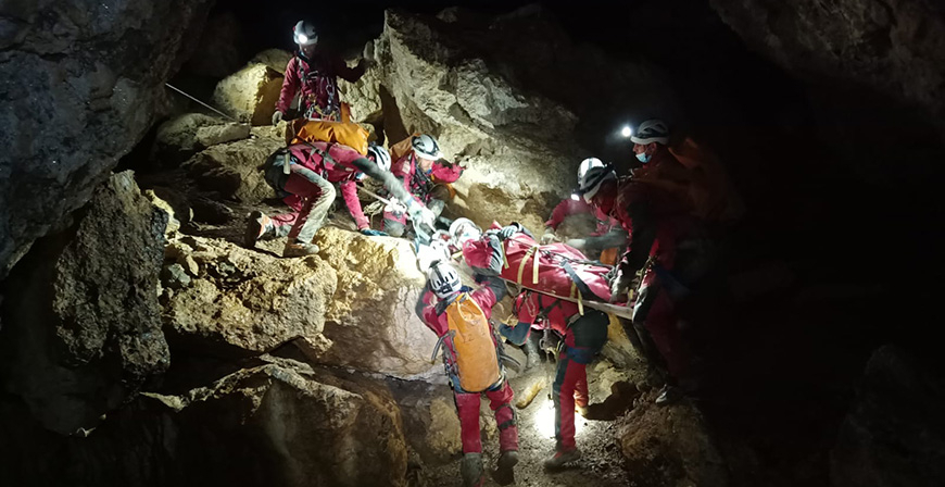 La UME realiza unas jornadas de espeleosocorro en varias simas de Ramales de la Victoria