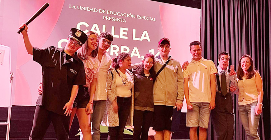La Unidad de Educaci�n Especial del IES Montesclaros sale ovacionada tras su funci�n de teatro 