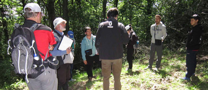 Universitarios de Salamanca visitan la Tejeda de La Mata de Campoo de Yuso