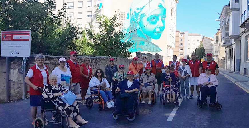 Usuarios del programa Personas con Discapacidad Transporte Adaptado de Cruz Roja visitan Reinosa