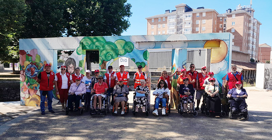 Usuarios del programa Personas con Discapacidad Transporte Adaptado de Cruz Roja visitan Reinosa