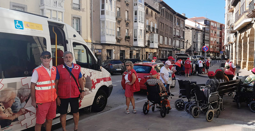 Usuarios del programa Personas con Discapacidad Transporte Adaptado de Cruz Roja visitan Reinosa