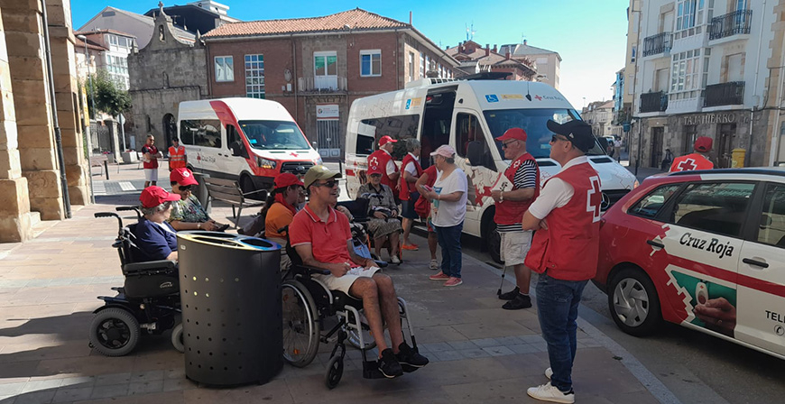 Usuarios del programa Personas con Discapacidad Transporte Adaptado de Cruz Roja visitan Reinosa