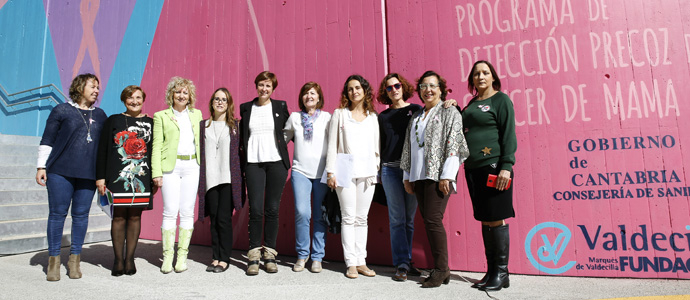 Valdecilla reivindica con un mural la lucha de las mujeres contra el cncer de mama