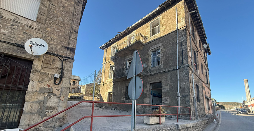 Valdeolea ejecuta la demolici�n de un edificio en ruina en Mataporquera